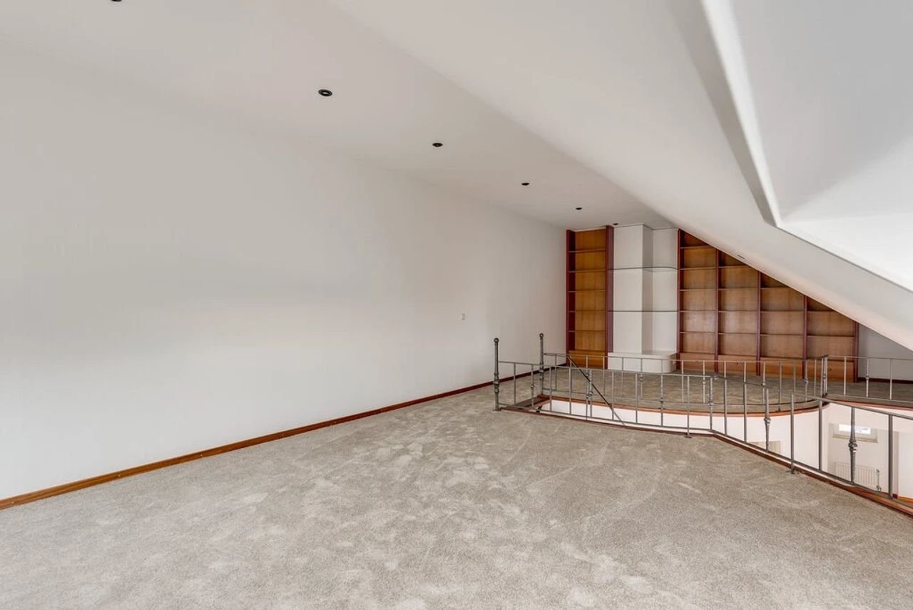 Spacious penthouse with Meuse River views - Image 12