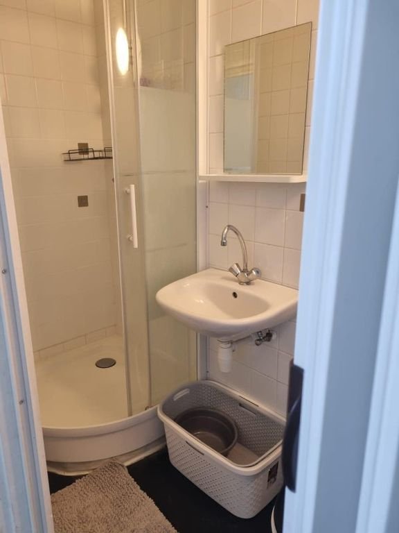 Furnished 1-bedroom apartment - Image 5