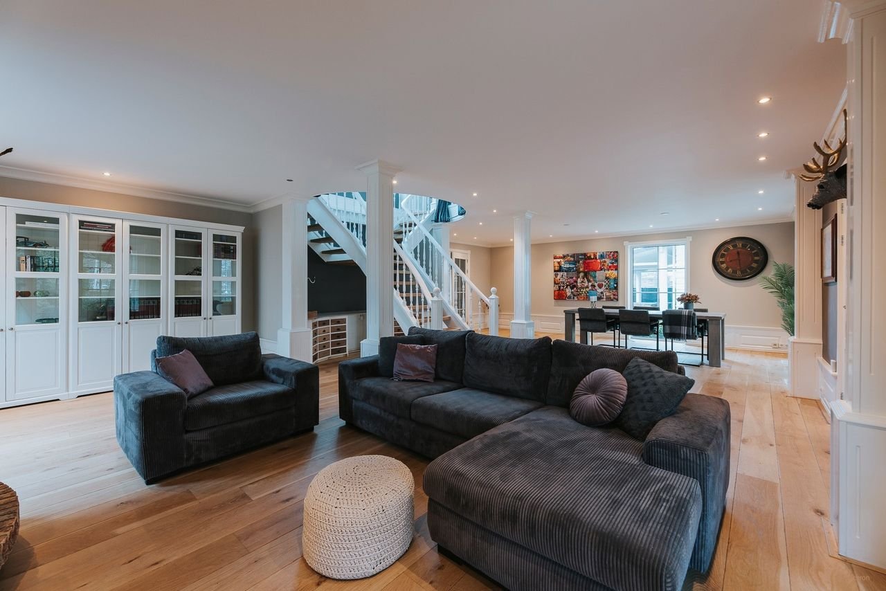 Detached house with harbor view - Image 3