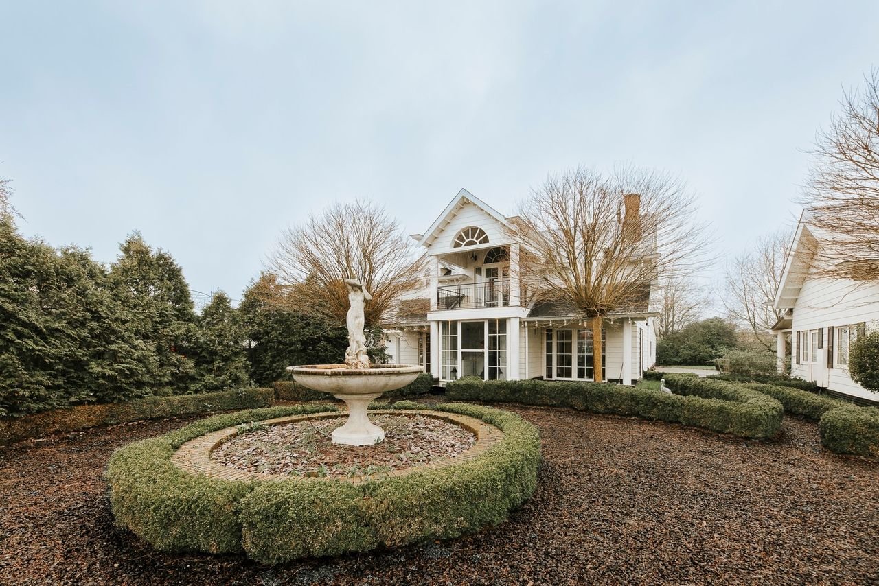 Detached house with harbor view - Image 1