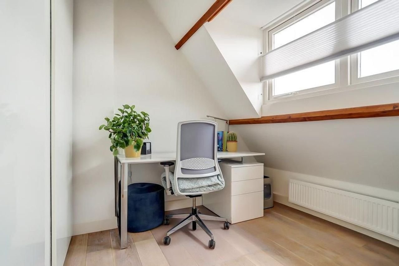 Spacious upper-floor apartment with terrace in Hof van Delft - Image 18