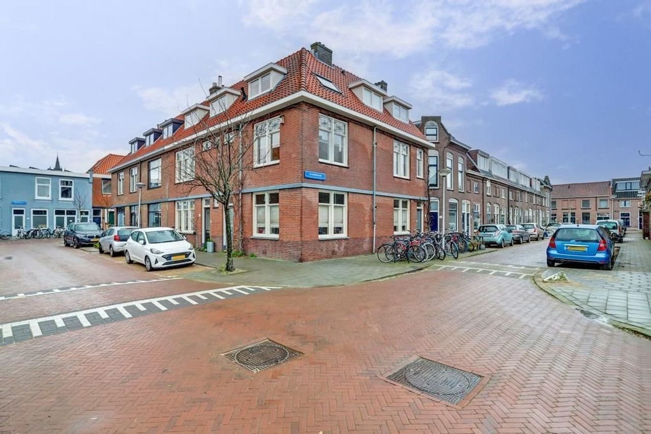 Spacious upper-floor apartment with terrace in Hof van Delft - Image 2