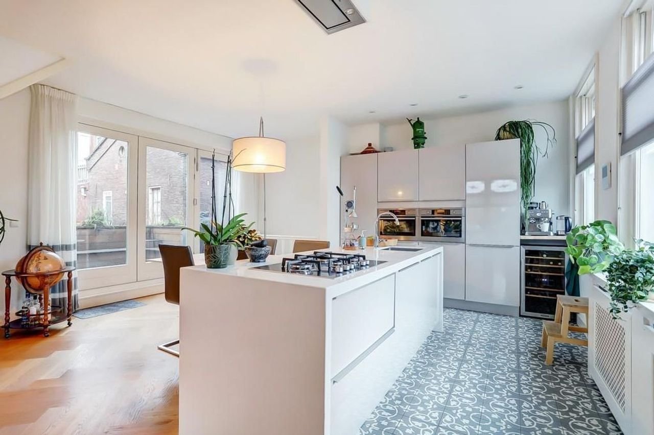 Spacious upper-floor apartment with terrace in Hof van Delft - Image 4