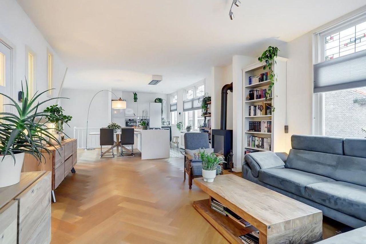 Spacious upper-floor apartment with terrace in Hof van Delft - Image 3