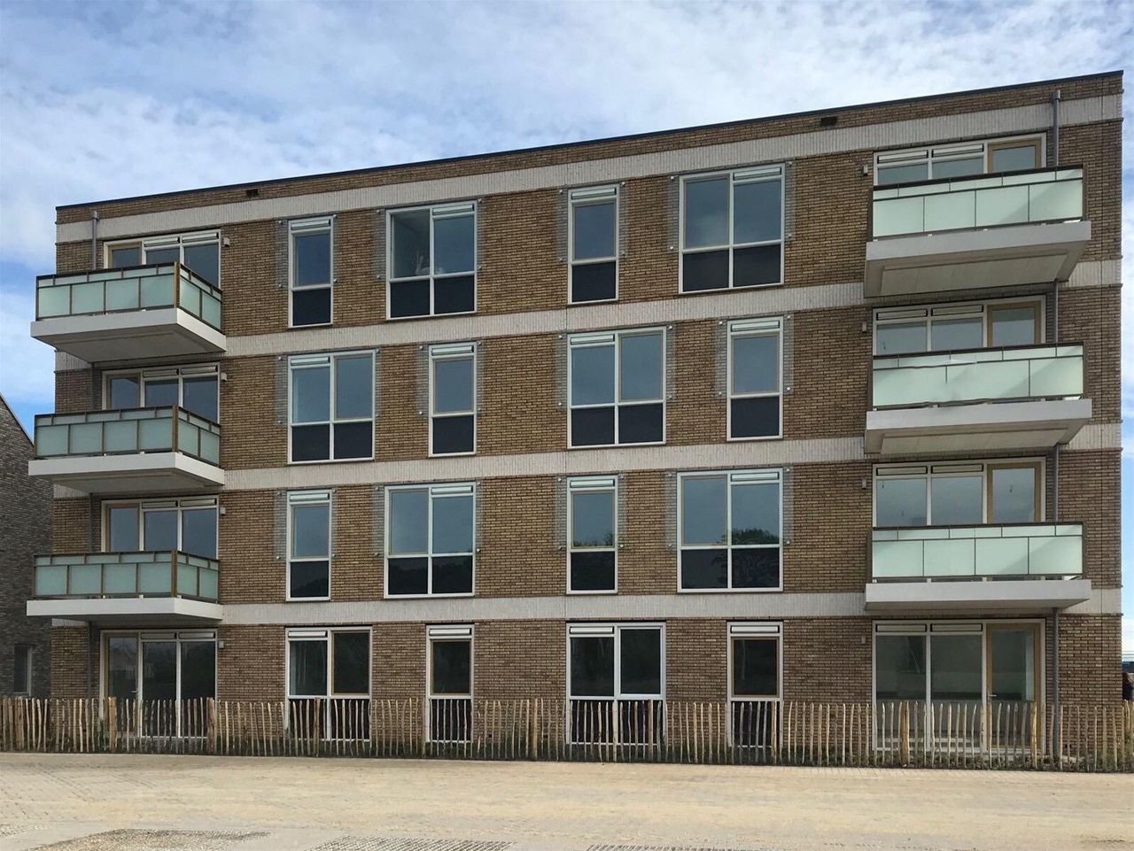 Modern 2-bedroom apartment near the beach - Image 2