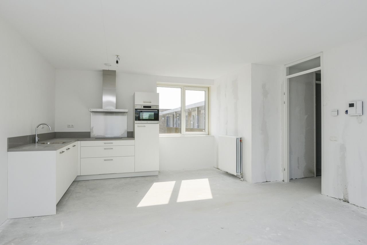 Modern 2-bedroom apartment near the beach - Image 3