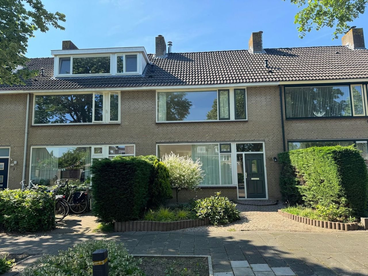 Family home in Houten with south-facing garden - Image 1