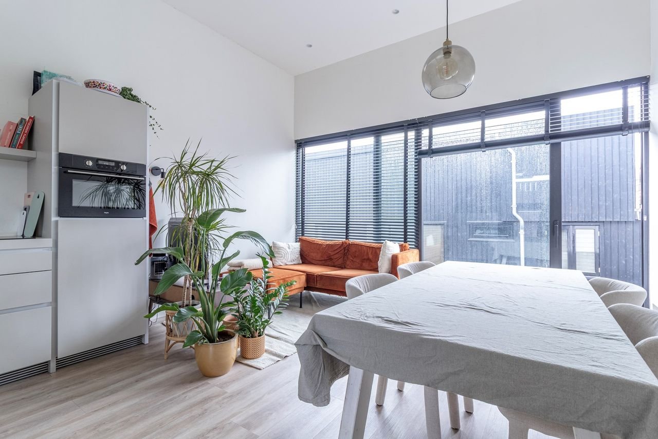 Moderne woonboot (2020) aan het IJsbaanpad - Afbeelding 1