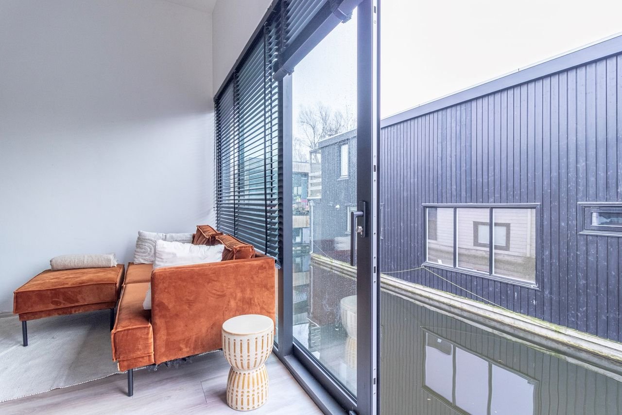 Moderne woonboot (2020) aan het IJsbaanpad - Afbeelding 8