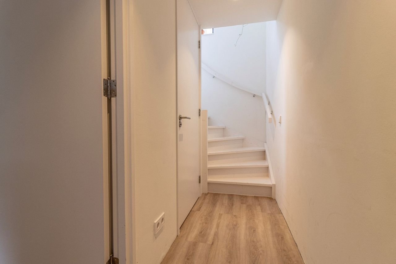 Moderne woonboot (2020) aan het IJsbaanpad - Afbeelding 13