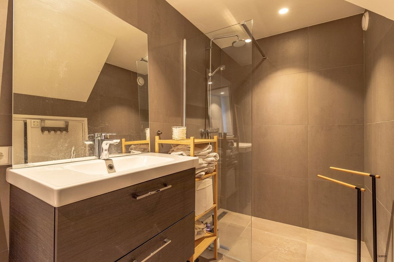 Moderne woonboot (2020) aan het IJsbaanpad - Afbeelding 17