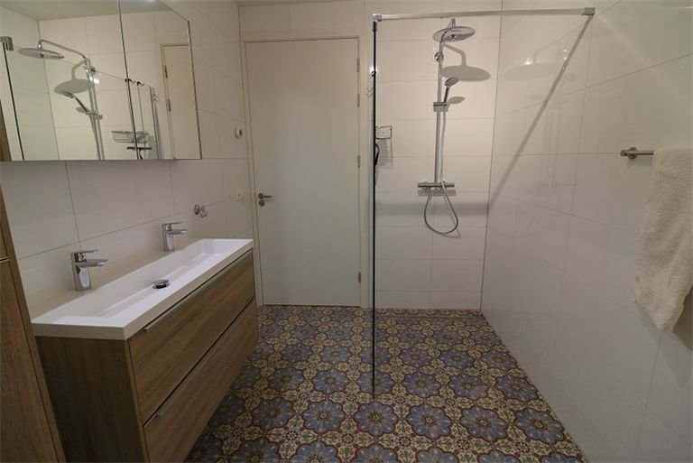 Modern furnished apartment surrounded by nature - Image 5