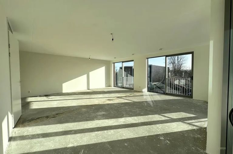 Modern apartment with huge terrace - Image 4