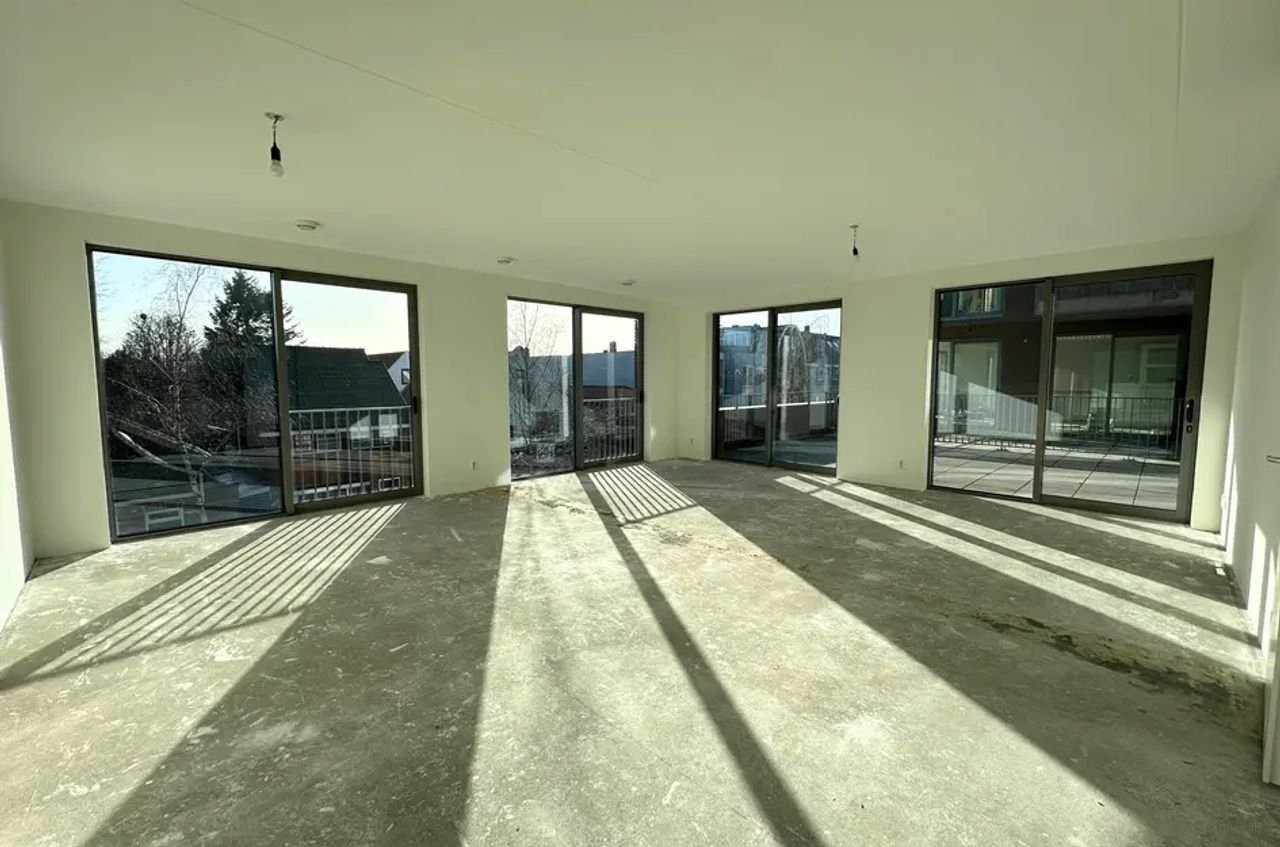 Modern apartment with huge terrace - Image 1