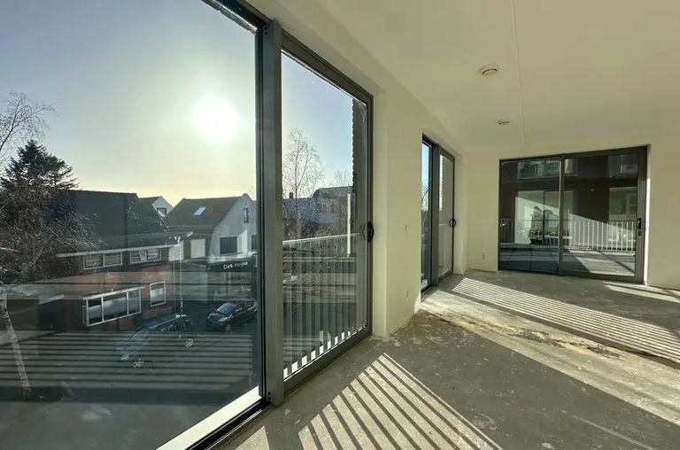 Modern apartment with huge terrace - Image 9