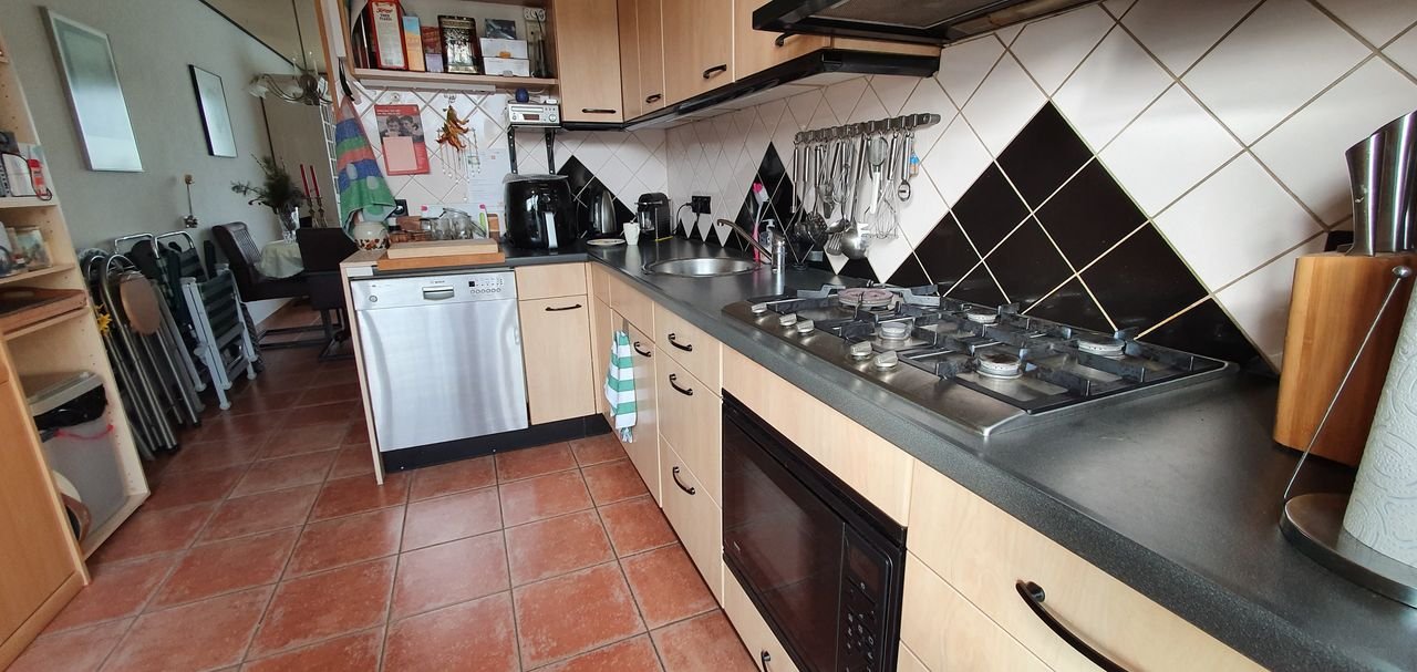 Furnished upper-floor apartment with two balconies - Image 13