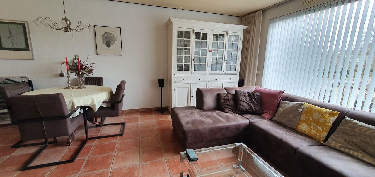 Furnished upper-floor apartment with two balconies - Image 9