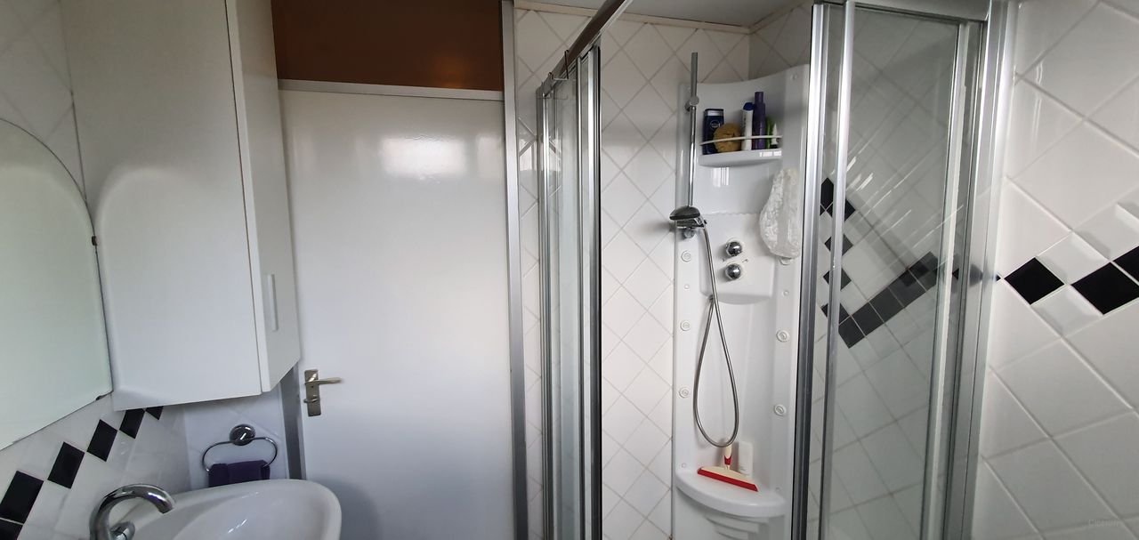 Furnished upper-floor apartment with two balconies - Image 26