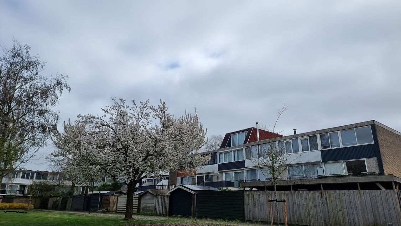 Furnished upper-floor apartment with two balconies - Image 3