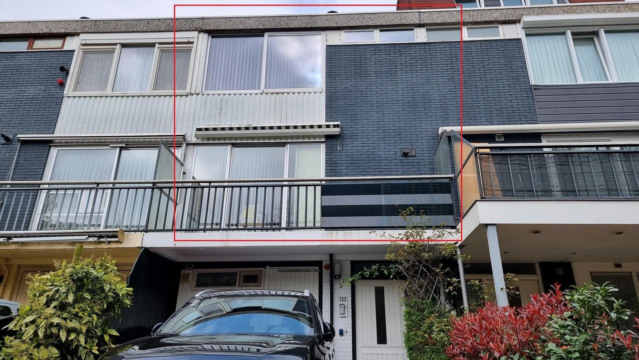 Furnished upper-floor apartment with two balconies - Image 1