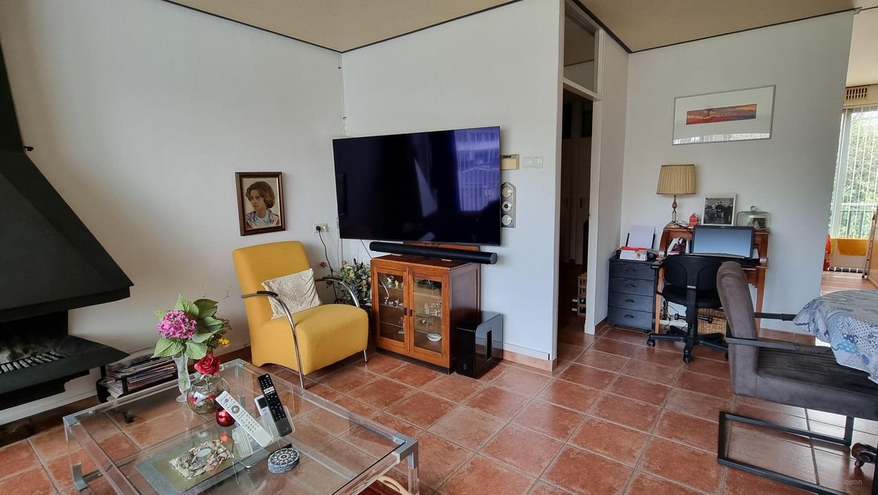 Furnished upper-floor apartment with two balconies - Image 4