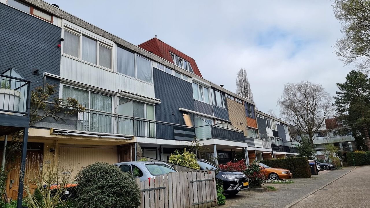 Furnished upper-floor apartment with two balconies - Image 2