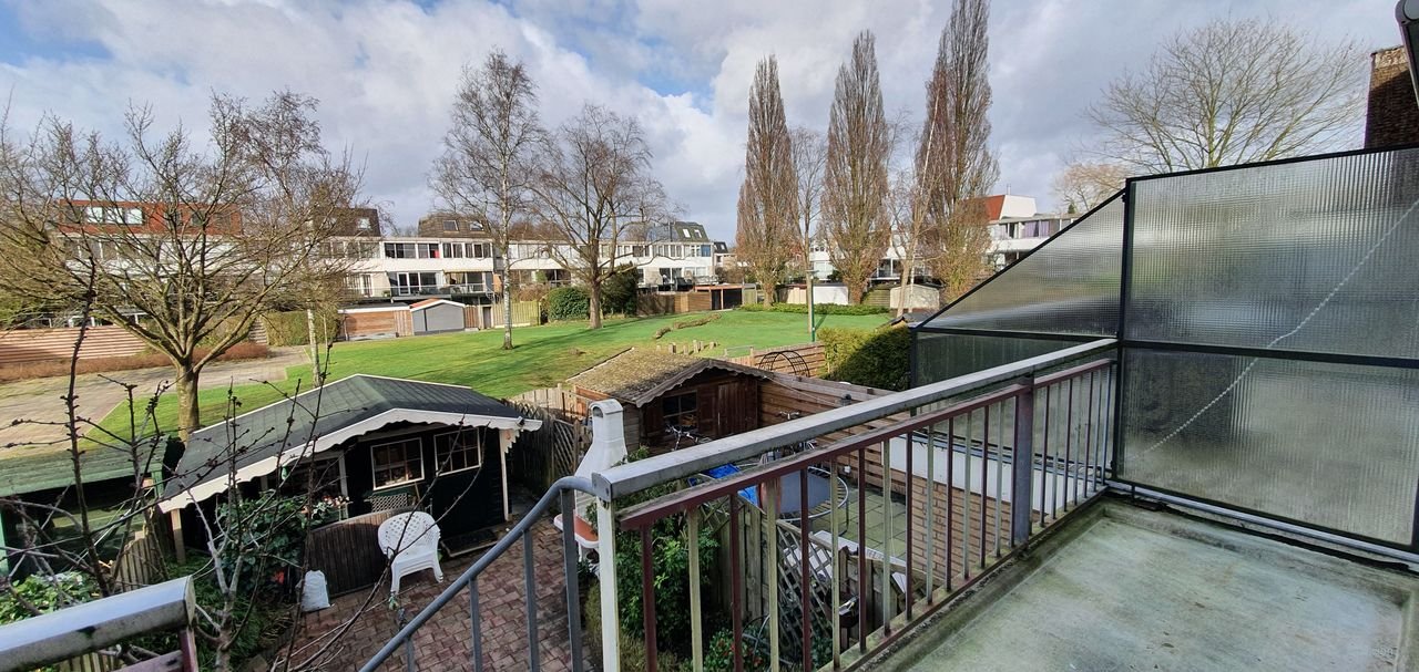 Furnished upper-floor apartment with two balconies - Image 10
