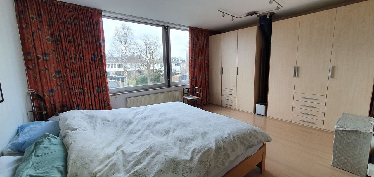 Furnished upper-floor apartment with two balconies - Image 20