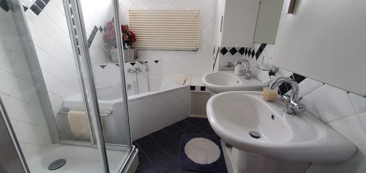 Furnished upper-floor apartment with two balconies - Image 24