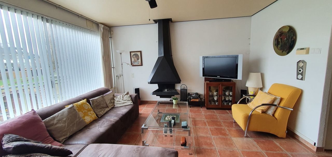 Furnished upper-floor apartment with two balconies - Image 7