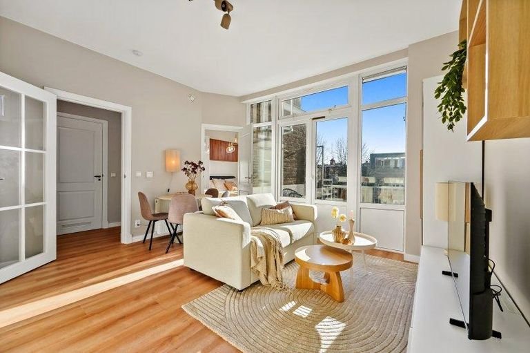 Renovated apartment with sunny balcony - Image 6