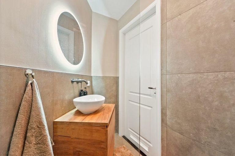 Renovated apartment with sunny balcony - Image 13