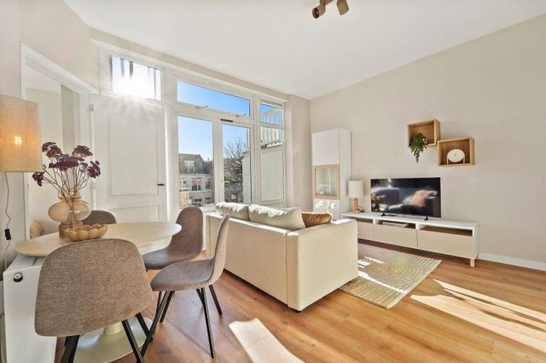 Renovated apartment with sunny balcony - Image 8