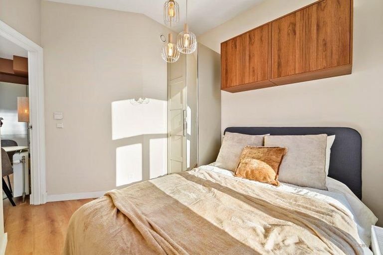 Renovated apartment with sunny balcony - Image 17