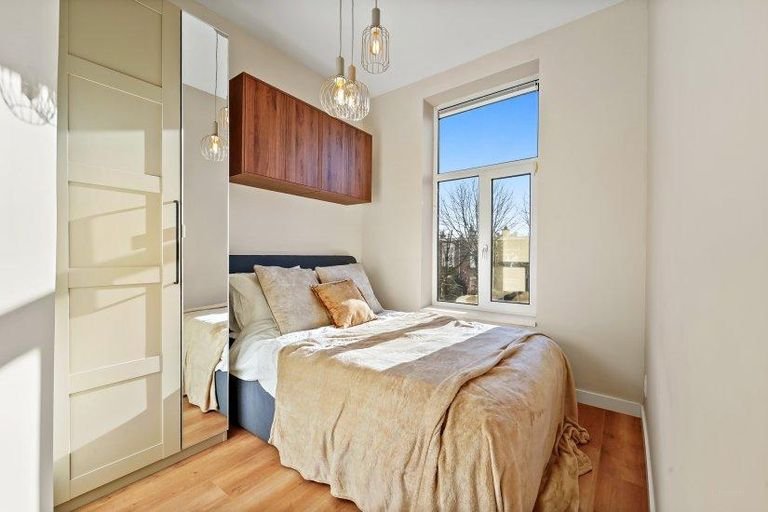 Renovated apartment with sunny balcony - Image 16