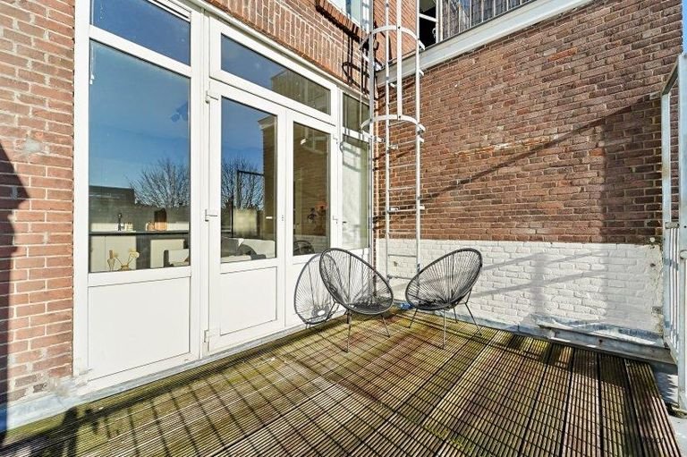 Renovated apartment with sunny balcony - Image 9