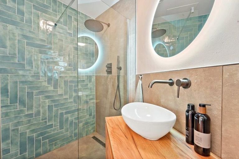 Renovated apartment with sunny balcony - Image 12