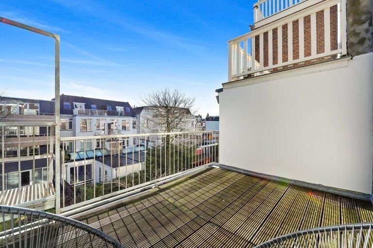 Renovated apartment with sunny balcony - Image 10