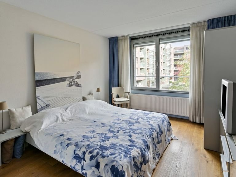 Bright Paleiskwartier apartment with private parking space - Image 10