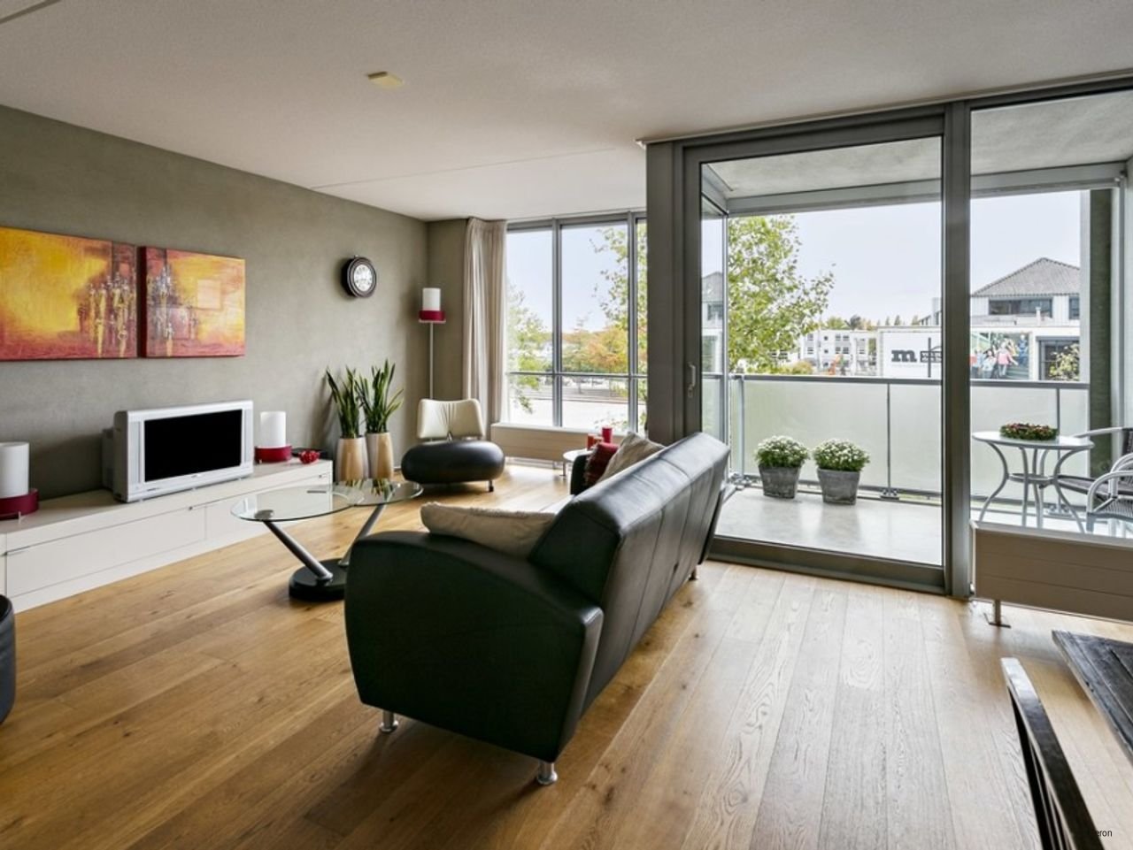 Bright Paleiskwartier apartment with private parking space - Image 3