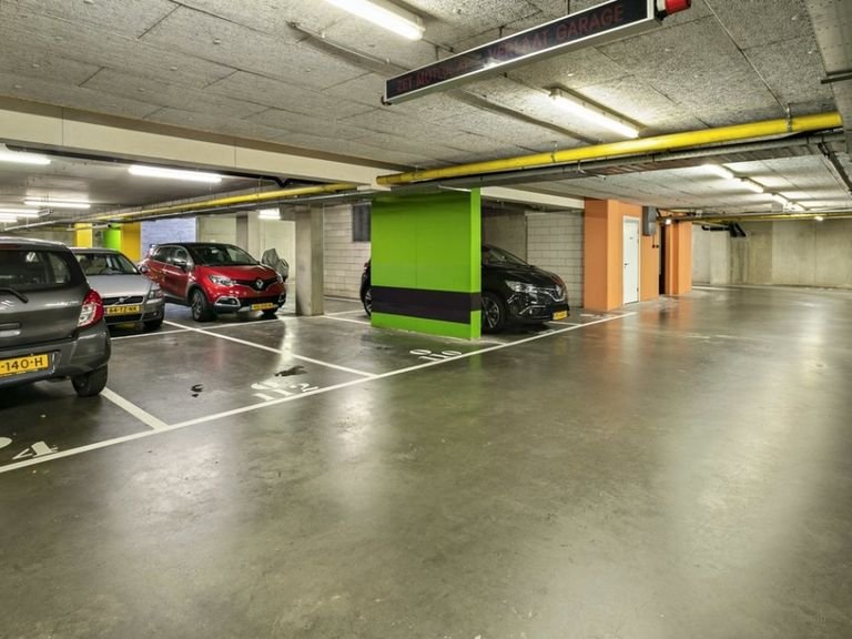 Bright Paleiskwartier apartment with private parking space - Image 15
