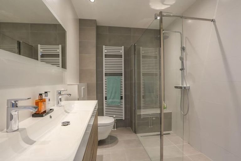 Spacious 4-bedroom house in Weidevenne - Image 12