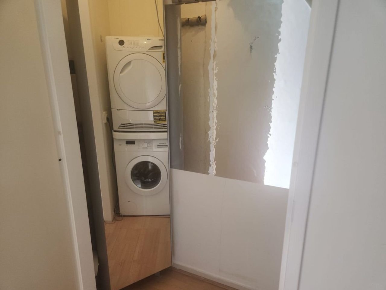 Gemeubileerde woning met balkon op Waterlooplein - Afbeelding 7