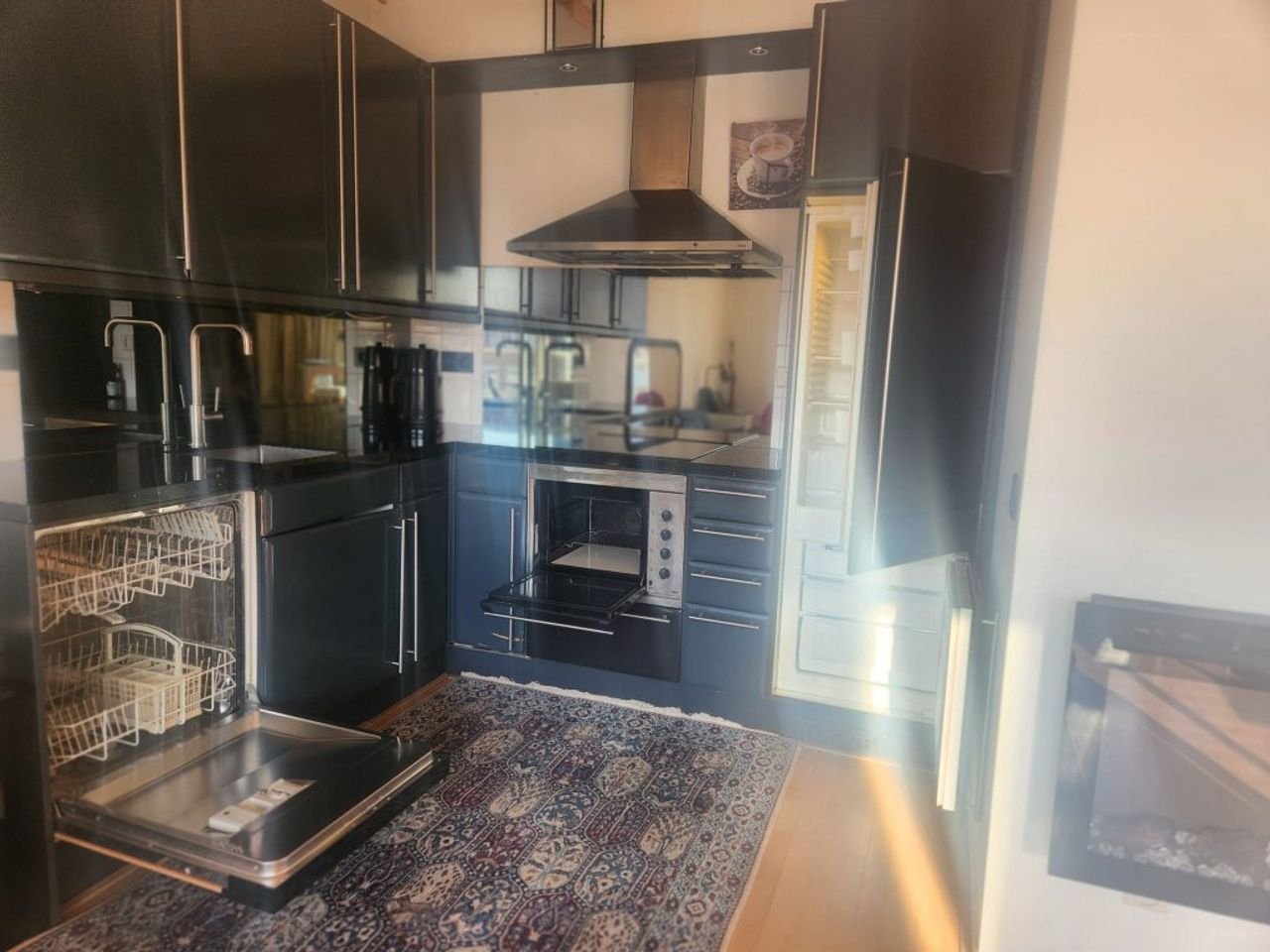 Gemeubileerde woning met balkon op Waterlooplein - Afbeelding 4