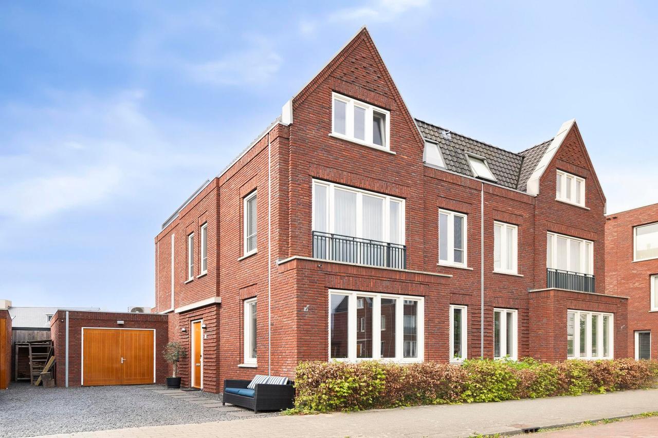 Furnished house with garden and garage - Image 1