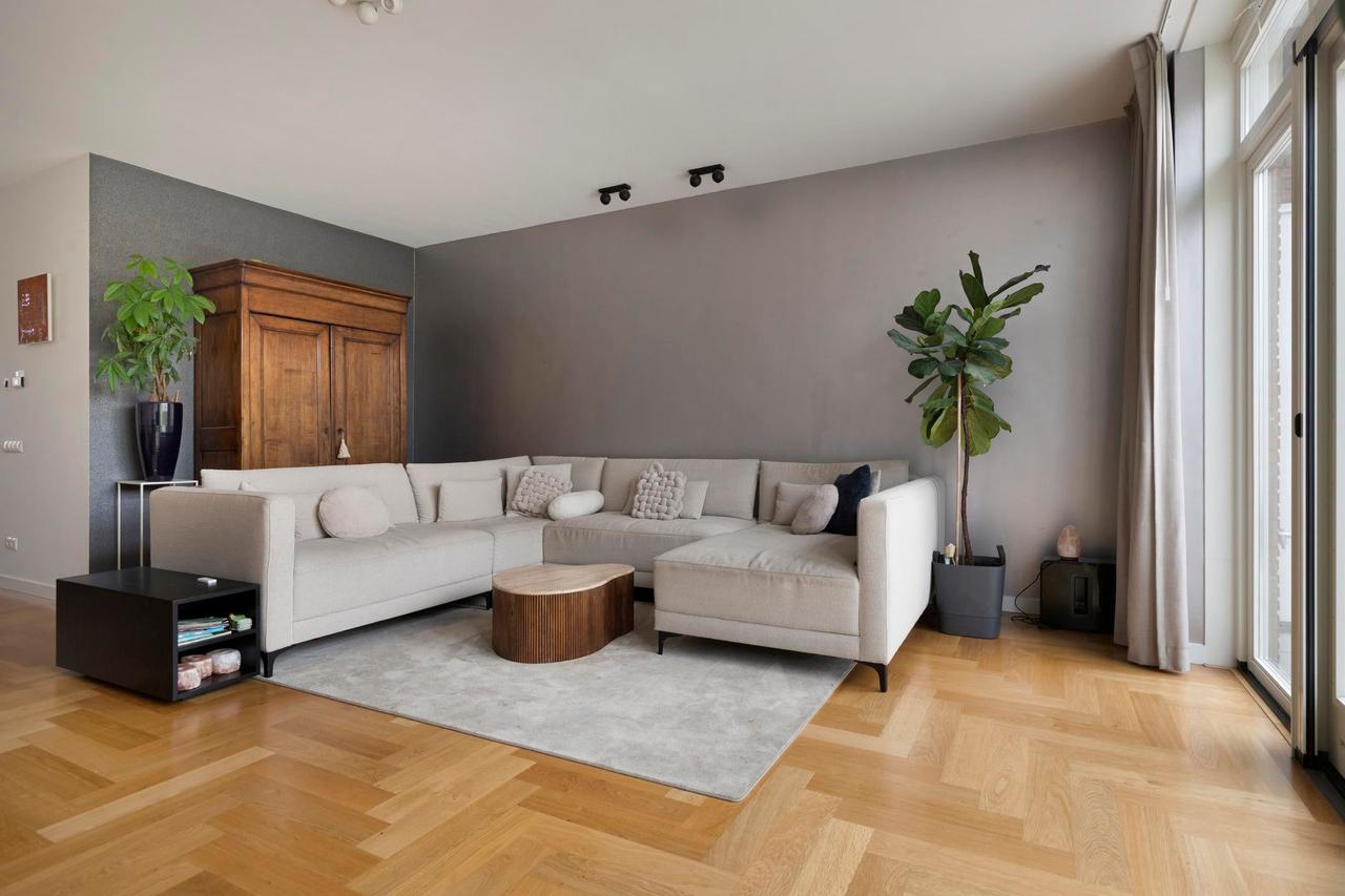 Furnished house with garden and garage - Image 2