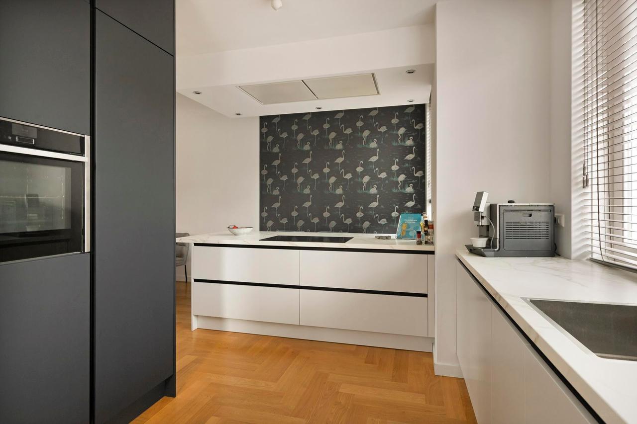 Furnished house with garden and garage - Image 7