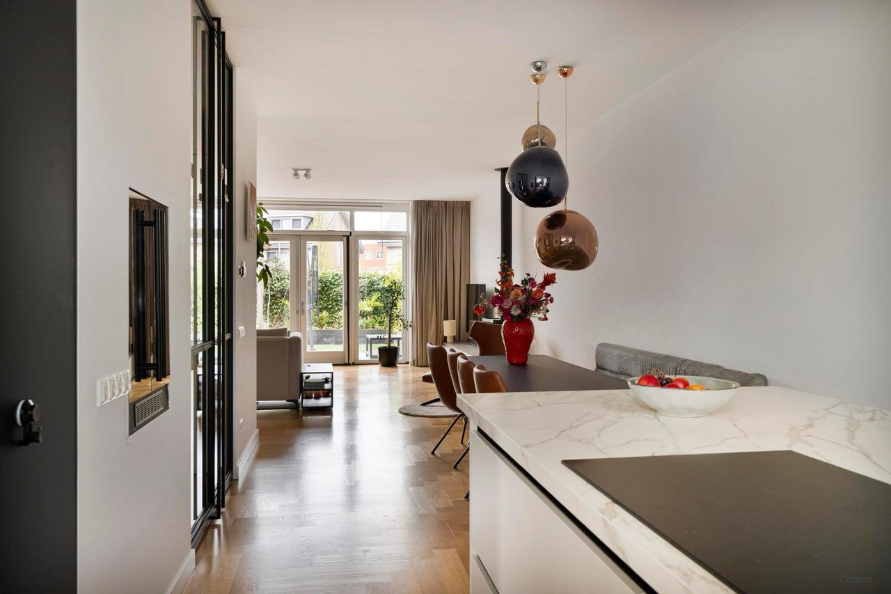 Furnished house with garden and garage - Image 8