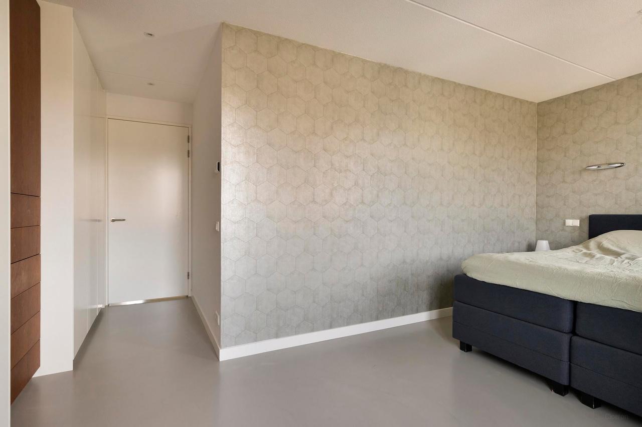 Furnished house with garden and garage - Image 11
