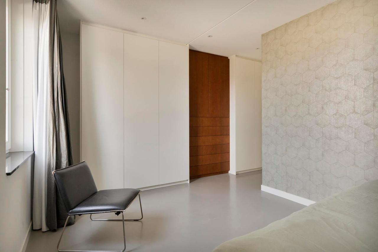 Furnished house with garden and garage - Image 12